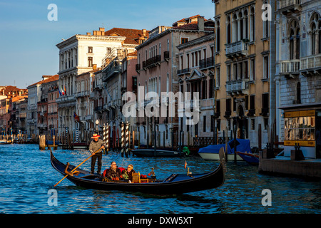 Un paio di prendere una romantica gita in Gondola, Venezia, Italia Foto Stock