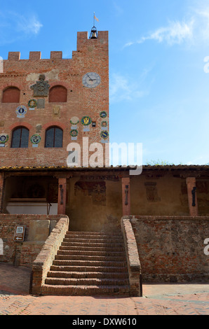 Torre dell'orologio, il Palazzo Pretorio in Toscana città di Certaldo Alto, Italia Foto Stock