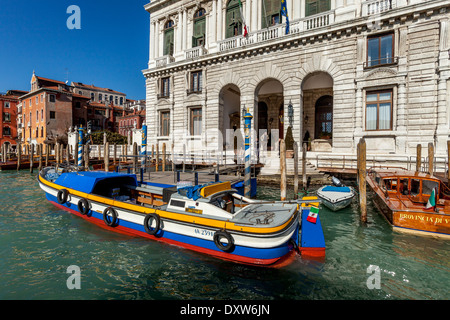 Consegna barca sul Grand Canal, Venezia, Italia Foto Stock