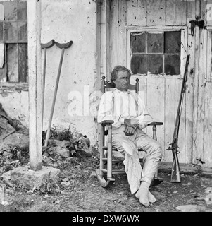 Gettysburg, Pennsylvania. John L. Burns, il vecchio eroe di Gettysburg,' con pistola e stampelle, Luglio 1863 Foto Stock