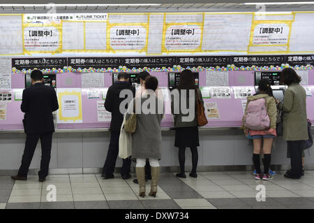 Tokyo, Giappone. 31 Mar, 2014. Confusi i pendolari e i viaggiatori consultare mappe e fogli di tariffa a biglietto del treno-distributori automatici a Tokyo's Ikebukuro railroad station su Monfday, Marzo 31, 2014, 31 marzo 2014, prima che il governo riscuote la tassa sulle vendite dall'attuale 5 % al 8 % il 1 aprile come paese bretelle per la sua prima escursione fiscale negli anni.L'ultima volta che il Giappone ha portato in un prelievo più elevato nel 1997, è stata seguita da anni di deflazione e tiepida di crescita economica. © Natsuki Sakai/AFLO/Alamy Live News Foto Stock