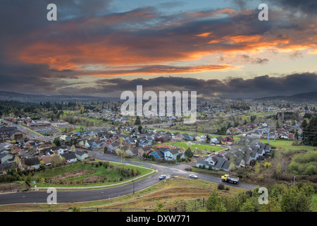 Nuvoloso Tramonto su Stati Uniti d'America Nord America Suburban area residenziale in Happy Valley Oregon Foto Stock