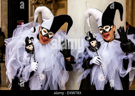 Un paio di Jester costumi, il Carnevale di Venezia, Venezia, Italia Foto  stock - Alamy