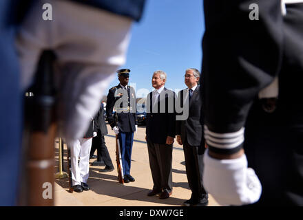 Washington, DC, Stati Uniti d'America. 31 Mar, 2014. Ministro della difesa portoghese Jose Pedro Aguiar-Branco (1R) assiste la cerimonia di benvenuto da parte degli Stati Uniti Il Segretario della Difesa Chuck Hagel (seconda R) al Pentagono, Washington DC, la capitale degli Stati Uniti, 31 marzo 2014. Credito: Yin Bogu/Xinhua/Alamy Live News Foto Stock