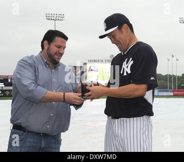 Tampa, Florida, Stati Uniti d'America. 29 Mar, 2014. (L-R) Mark Feinsand, Masahiro Tanaka (Yankees) MLB : Masahiro Tanaka dei New York Yankees riceve il 2014 James P. Dawson, premio conferito annualmente per la straordinaria Yankees rookie in spring training, dal marchio Feinsand del New York Daily News, che rappresenta il New York capitolo del baseball Writers' Association of America, prima di un allenamento primaverile di baseball gioco contro il Miami Marlins era piovuto a George M. Steinbrenner Field a Tampa, Florida, Stati Uniti . © AFLO/Alamy Live News Foto Stock