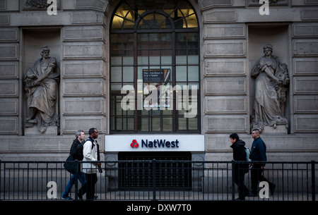 La gente camminare passato Nat West Bank, Lime Street, Londra Foto Stock