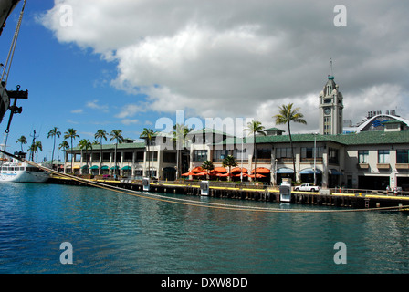 Aloha Tower e pier a Honolulu, l'isola di Oahu, nello stato delle Hawaii Foto Stock