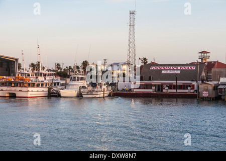 Port Aransas del porto al tramonto con il Pontile del Pescatore. Foto Stock