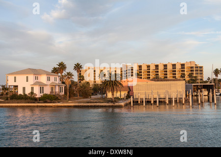 Hotel resort a Port Aransas Harbour e Villaggio dei pescatori, Port Aransas, Texas. Foto Stock