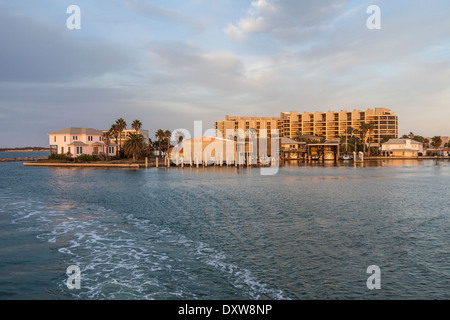 Hotel resort a Port Aransas Harbour e Villaggio dei pescatori, Port Aransas, Texas. Foto Stock