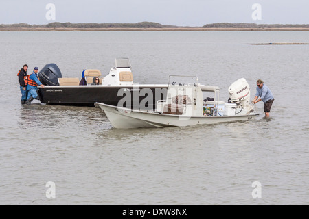 Diportisti bloccati in acque poco profonde dell'Aransas Pass National Wildlife Refuge nel Texas meridionale. Foto Stock