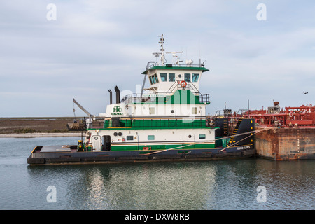 Rimorchiatore a traino e Barge in Aransas Bay vicino a Port Aransas, Texas. Foto Stock