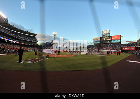 Anaheim, CA. 31 Mar, 2014. Il Los Angeles Angeli e il Seattle Mariners stand per l'inno nazionale sull'apertura di notte prima della Major League Baseball gioco tra i Seattle Mariners e il Los Angeles gli angeli di Anaheim Stadium di Anaheim, California.Louis Lopez/CSM/Alamy Live News Foto Stock