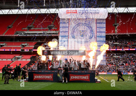 Wembley, Londra, Regno Unito. 30 Mar, 2014. Johnstone la vernice Finale Trofeo - Chesterfield v Peterborough Regno . Wembley, London, Regno Unito . 30.03.14 Peterborough Regno festeggiare la conquista del trofeo. * * Questa immagine può essere utilizzata solo per uso editoriale, soggetti a licenze DataCo** Credito: Paolo Marriott/Alamy Live News Foto Stock