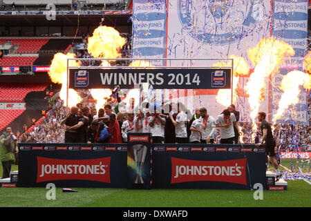 Wembley, Londra, Regno Unito. 30 Mar, 2014. Johnstone la vernice Finale Trofeo - Chesterfield v Peterborough Regno . Wembley, London, Regno Unito . 30.03.14 Peterborough Regno sollevare il trofeo. * * Questa immagine può essere utilizzata solo per uso editoriale, soggetti a licenze DataCo** Credito: Paolo Marriott/Alamy Live News Foto Stock