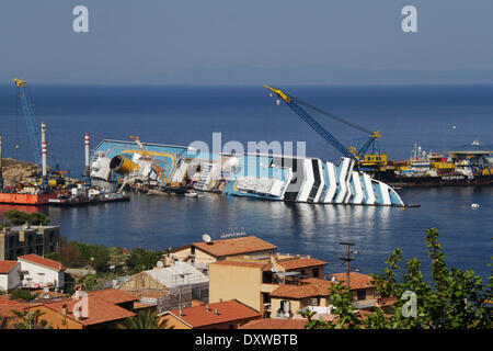 Vista generale dell'operazione di soccorso a MS Costa Concordia che ha colpito una roccia nel Mar Tirreno appena fuori la sponda orientale dell Isola del Giglio nel gennaio 2012. Dove: Giglio Italia quando: 12 Ott 2012 Foto Stock