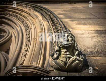 Busto di pietra arenaria di una testa della regina sulla chiesa Bakewell. Foto Stock