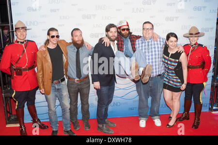 Winnipeg, Manitoba, Canada. 30 Mar, 2014. Il Strumbellas arrivano sul tappeto rosso al 2014 Juno Awards presso il centro MTS. © Heinz Ruckemann/ZUMA filo/ZUMAPRESS.com/Alamy Live News Foto Stock