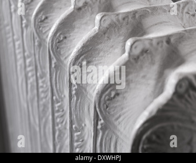 Dettaglio di un vittoriano vecchio termosifone in ghisa Foto Stock