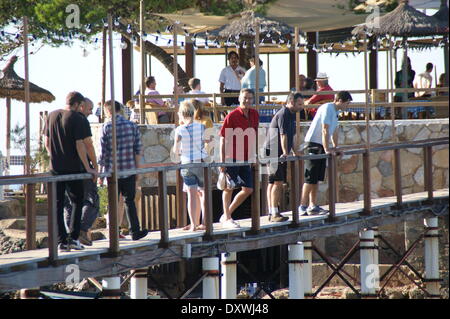 Pierce Brosnan Aaron Paolo Toni Collette e Imogen Poots sul set del film 'un lungo cammino verso il basso' a Camp de Mar. Camp de Mar spagna - 23.10.2012 Dove: Camp de Mar in Spagna quando: 23 Ott 2012 Foto Stock