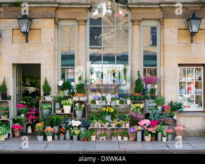 Vista di un tradizionale negozio di fiori sulla Pulteney Bridge nella bellissima città georgiana di Bath nel Somerset, Inghilterra, Regno Unito. Foto Stock