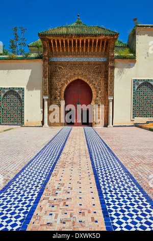 Ingresso al mauseleum di Moulay Ismaïl Ibn Sharif , regnò 1672-1727. Un sito Patrimonio Mondiale dell'UNESCO .Meknes, Marocco. Foto Stock