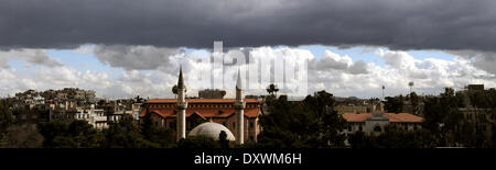Damasco. Xvii Mar, 2013. File foto prese il 17 marzo 2013 mostra la città di Damasco, Siria. Secondo il Ministro siriano del turismo Besher Yazji, entro la fine del mese di agosto 2013 in Siria le perdite finanziarie del settore del turismo ammontava a 330 miliardi di sterline siriane dopo lo scoppio della guerra nel marzo 2011. © Zhang Naijie/Xinhua/Alamy Live News Foto Stock