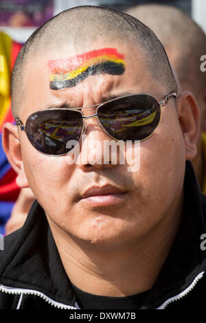 Bruxelles, Belgio. 31 Mar, 2014. I dimostranti durante una manifestazione di protesta esigente per i diritti umani nella Repubblica Popolare Cinese (PRC) a Bruxelles, in Belgio, il 31.03.2014 Il Presidente cinese Xi Jinping e sua moglie sono su una visita di tre giorni in Belgio. I cittadini europei, attivisti per i diritti umani, membri del popolo tibetano e comunità uigura, Cinese attivisti e seguaci di Falun Gong sarà la dimostrazione per le strade di Bruxelles per dare voce alle loro preoccupazioni per la situazione dei diritti umani in Cina, Xinjiang e Tibet. Credito: dpa picture alliance/Alamy Live News Foto Stock