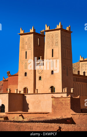 Kasbah di Tamedaght nella valle Ounilla insieme ai piedi delle colline di altas montagna, Marocco Foto Stock