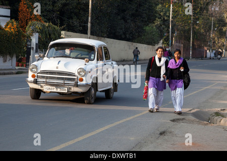 India, Dehradun. Due giovani donne che indossano un Shalwar Kameez, e Dupatta. Foto Stock