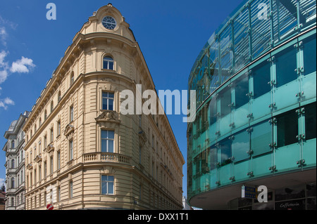 A sinistra, un edificio del XIX secolo, a destra, un edificio moderno del XX secolo, Vienna, Austria Foto Stock