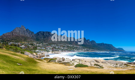 Camps Bay con i Dodici Apostoli, Cape Town, Western Cape, Sud Africa Foto Stock