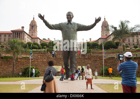 Enorme Nelson Mandela statua che si trova nella parte anteriore dell'Unione edifici edifici governativi, Pretoria Gauteng, Sud Africa Foto Stock