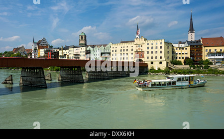 Rote Brücke bridge con gate Brucktor, escursione in barca sul fiume Inn, Wasserburg am Inn, Alta Baviera, Baviera, Germania Foto Stock