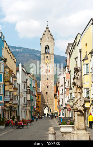 Zwölferturm tower nel centro storico, Nepomuk statua, Neustadt zona pedonale, Vipiteno, Vipiteno, Trentino-Alto Adige, Italia Foto Stock