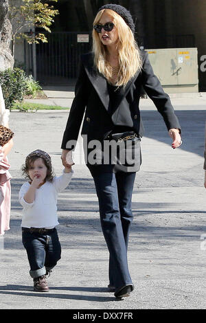 Rachel Zoe marito Rodger Berman e il loro figlio Skyler visto fuori con gli amici in West Hollywood Los Angeles California- 21.11.12 con: Rachel Zoe,marito Rodger Berman e il loro figlio Skyler visto fuori con gli amici in West Hollywood dove: Stati Uniti Wh Foto Stock