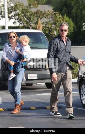 Rebecca Gayheart marito Eric Dane e la loro figlia Billie arriva a Fred Segal a Los Angeles California - 26.11.12 con: Rebecca Gayheart,marito Eric Dane e la loro figlia Billie dove: Stati Uniti quando: 26 Nov 2012 Foto Stock