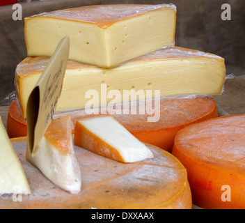 Eccellente formaggio giallo in vendita dal lattaio in un villaggio fiera 2 Foto Stock