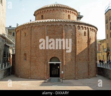 Antica forma circolare chiesa romanica denominata Rotonda di San Lorenzo a Mantova in Italia Foto Stock