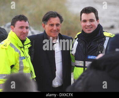 Gabriel Byrne Gabriel Bryne filmare scene con l'attrice Cahernane Franciosi su Dollymount Strand questo pomeriggio per il nuovo dramma della BBC 'Quirke'. Byrne interpreta la parte di Dublino patologo Garrett Quirke negli anni cinquanta a Irlanda. La scena sulla spiaggia di oggi era destinata a Foto Stock