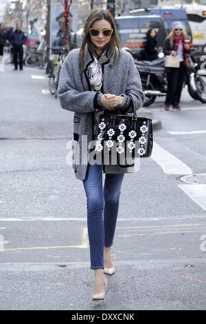Miranda Kerr fuori e circa in Manhattan indossando skinny jeans e tacchi alti e dotate di: Miranda Kerr dove: New York City Stati Uniti quando: 30 Nov 2012 Foto Stock