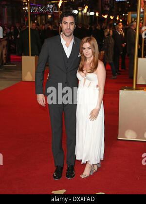 Isla Fisher e sacha baron cohen Premiere mondiale di 'Les Miserables" tenutasi presso l' Odeon & Empire Leicester Square - Arrivi Londra Inghilterra - 05.12.12 con: Isla Fisher e sacha baron cohen dove: London Regno Unito quando: 05 Dic 2012 Foto Stock