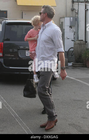 Eric Dane visto con sua moglie Rebecca Gayheart e la loro figlia Billie outand circa. Los Angeles California - 05.12.12 con: Eric Dane visto con sua moglie Rebecca Gayheart e la loro figlia Billie outand circa. Quando: 05 Dic 2012 Foto Stock