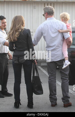 Eric Dane visto con sua moglie Rebecca Gayheart e la loro figlia Billie fuori e circa. Los Angeles California - 05.12.12 con: Eric Dane visto con sua moglie Rebecca Gayheart e la loro figlia Billie fuori e circa. Quando: 05 Dic 2012 Foto Stock
