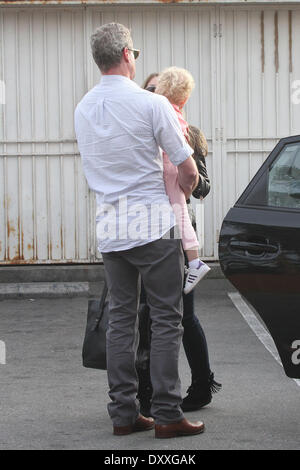 Eric Dane visto con sua moglie Rebecca Gayheart e la loro figlia Billie outand circa. Los Angeles California - 05.12.12 con: Eric Dane visto con sua moglie Rebecca Gayheart e la loro figlia Billie outand circa. Quando: 05 Dic 2012 Foto Stock