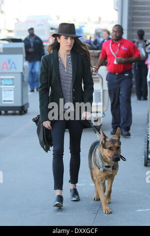 Nikki Reed Nikki Reed e il marito Paolo McDonald insieme con i loro pastori tedeschi Enzo e Mario arriva con Ciroc Ride sicuro a Los Angeles International Airport per prendere un volo a Nashville Los Angeles California- 10.12.12 con: Nikki ri Foto Stock