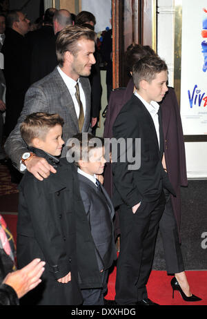 David Beckham Brooklyn Romeo Cruz Viva per sempre la notte VIP presso il Piccadilly Theatre - Arrivi. Londra Inghilterra - 11.12.12 dotate: David Beckham,Brooklyn,Romeo,Cruz dove: London Regno Unito quando: 11 Dic 2012 Foto Stock