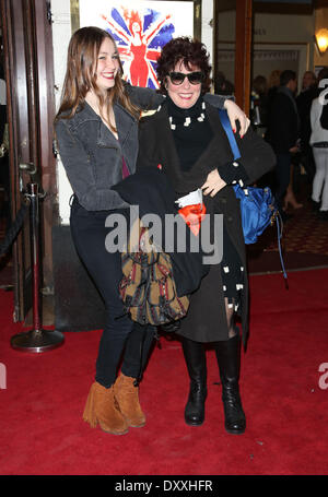 Ruby cera con sua figlia VIVA Forever Spice Girls il musical presso il Piccadilly Theatre- Arrivi Londra Inghilterra - 11.12.12 con: Ruby cera con sua figlia dove: London Regno Unito quando: 11 Dic 2012 Foto Stock