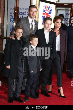 David Beckham Victoria Beckham Romeo Beckham Cruz Beckham Brooklyn Beckham VIVA Forever Spice Girls il musical presso il Piccadilly Theatre- Arrivi Londra Inghilterra - 11.12.12 dotate: David Beckham,Victoria Beckham,Romeo Beckham,Cruz Beckham,Brookly Foto Stock