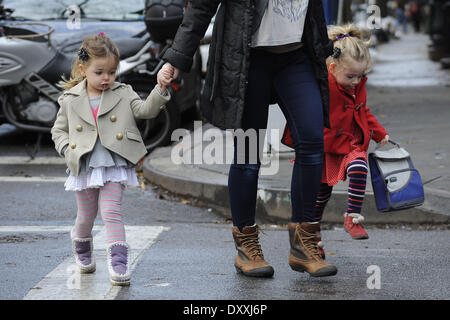 Sarah Jessica Parker's figlie gemelle di Marion e Tabitha Broderick a portare i loro zaini mentre andare a scuola a piedi con i loro bambinaia con: Sarah Jessica Parker's figlie gemelle,Marion e Tabitha Broderick,a portare i loro zaini mentre andare a scuola a piedi Foto Stock